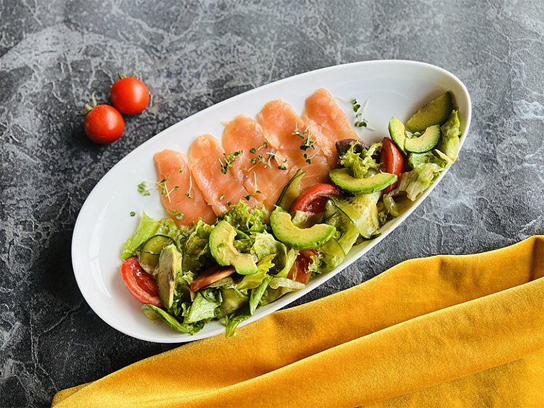 П С лососем, авокадо и миксом салата